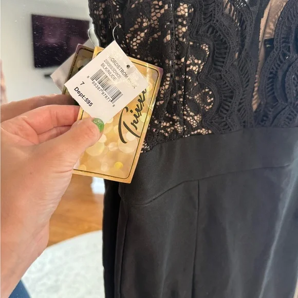 Black and Lace Sleeveless Dress - Picture 3 of 3